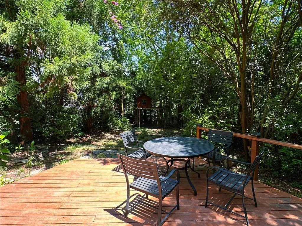 Deck with outdoor dining space