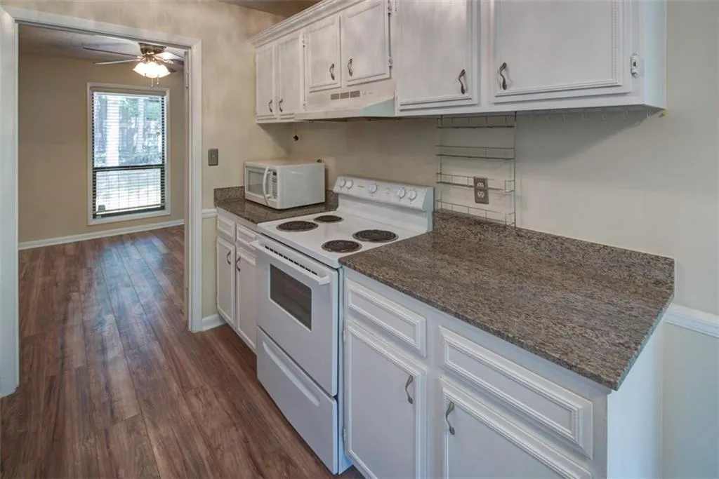 8740 Roswell Road Unit 5g, Sandy Springs, Georgia 30350, 2 Bedrooms Bedrooms, ,2 BathroomsBathrooms,Residential,Sold,8740 Roswell Road Unit 5g,5839248