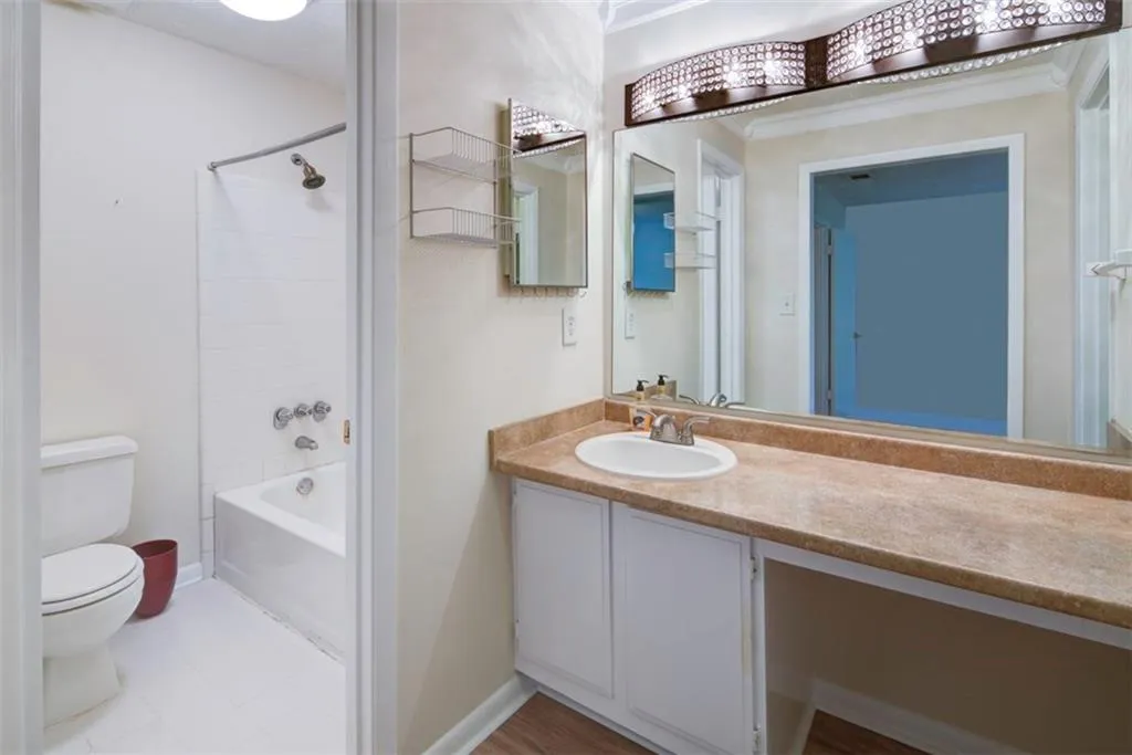 8740 Roswell Road Unit 5g, Sandy Springs, Georgia 30350, 2 Bedrooms Bedrooms, ,2 BathroomsBathrooms,Residential,Sold,8740 Roswell Road Unit 5g,5839248