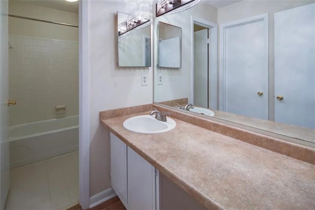 8740 Roswell Road Unit 5g, Sandy Springs, Georgia 30350, 2 Bedrooms Bedrooms, ,2 BathroomsBathrooms,Residential,Sold,8740 Roswell Road Unit 5g,5839248