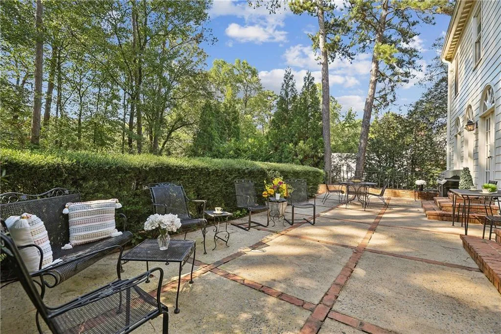 10 Old Maryland Chase, Sandy Springs, Georgia 30327, 5 Bedrooms Bedrooms, ,3 BathroomsBathrooms,Residential,Sold,10 Old Maryland Chase,7485765