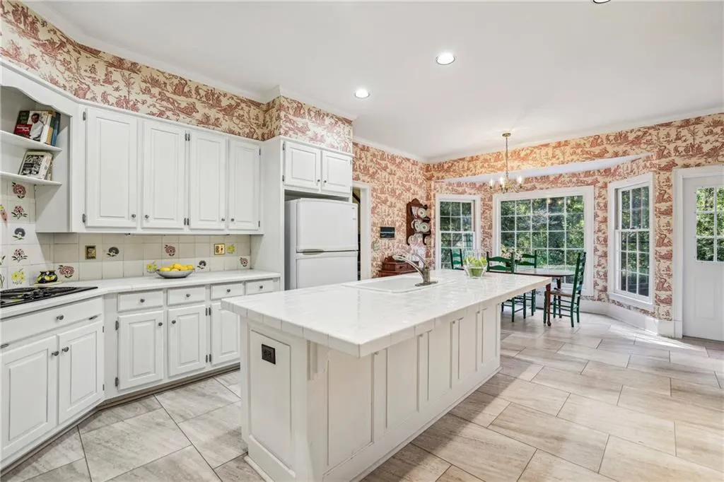 Breakfast nook with view of terrace.