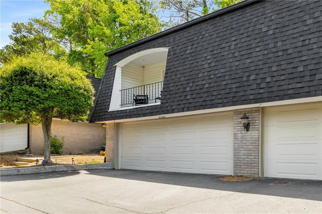 5250 Chemin De Vie, Atlanta, Georgia 30342, 3 Bedrooms Bedrooms, ,2 BathroomsBathrooms,Residential,Sold,5250 Chemin De Vie,7565010