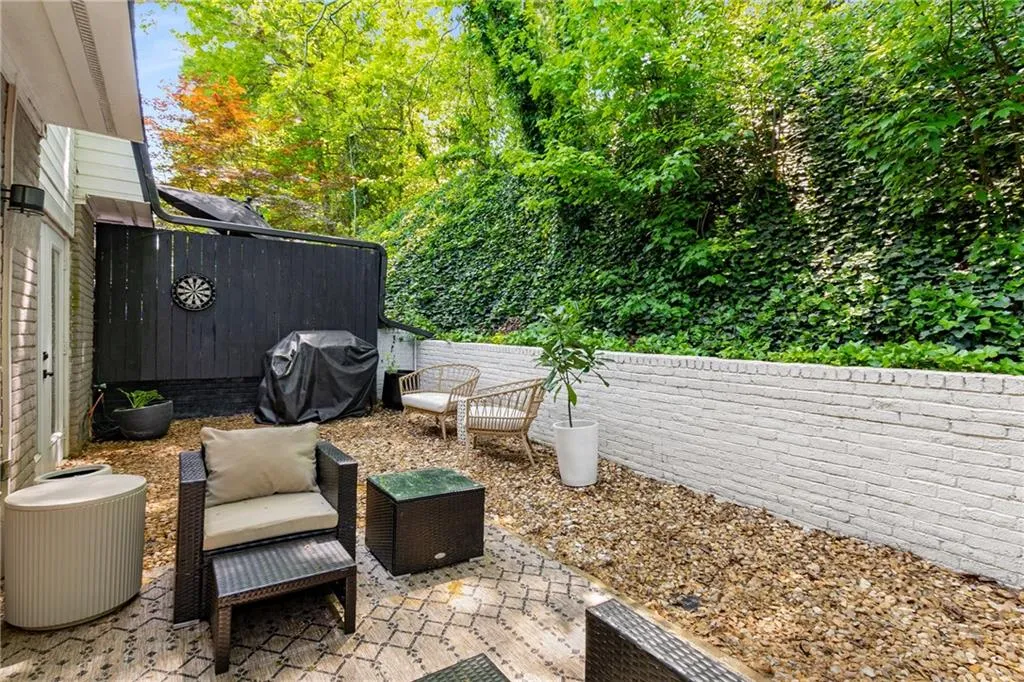5250 Chemin De Vie, Atlanta, Georgia 30342, 3 Bedrooms Bedrooms, ,2 BathroomsBathrooms,Residential,Sold,5250 Chemin De Vie,7565010