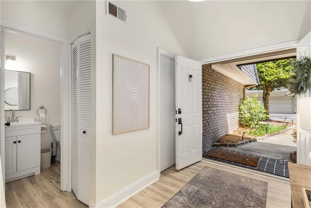 5250 Chemin De Vie, Atlanta, Georgia 30342, 3 Bedrooms Bedrooms, ,2 BathroomsBathrooms,Residential,Sold,5250 Chemin De Vie,7565010