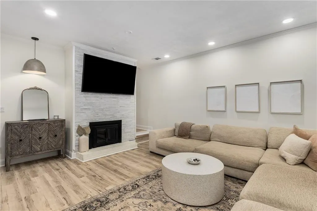 5250 Chemin De Vie, Atlanta, Georgia 30342, 3 Bedrooms Bedrooms, ,2 BathroomsBathrooms,Residential,Sold,5250 Chemin De Vie,7565010