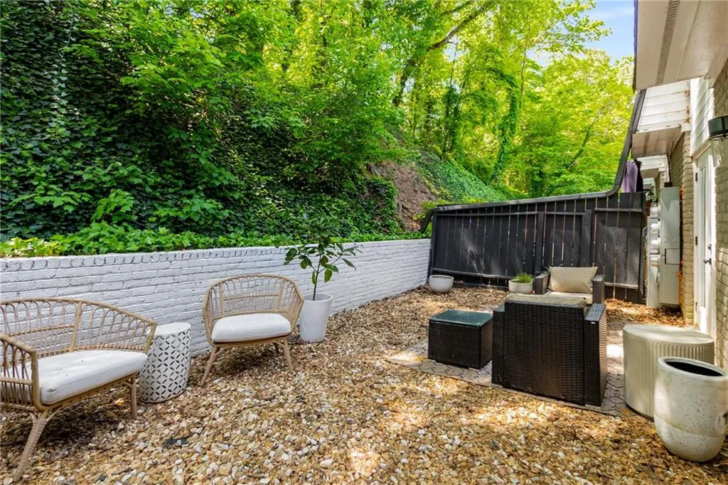 5250 Chemin De Vie, Atlanta, Georgia 30342, 3 Bedrooms Bedrooms, ,2 BathroomsBathrooms,Residential,Sold,5250 Chemin De Vie,7565010