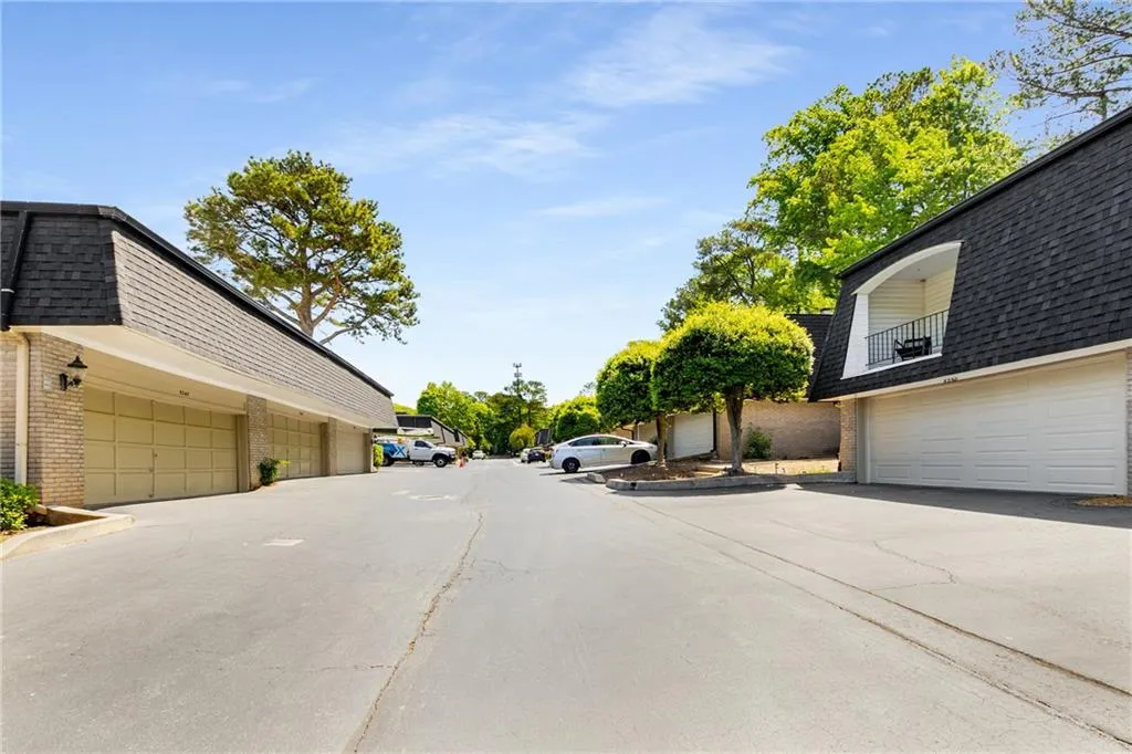 5250 Chemin De Vie, Atlanta, Georgia 30342, 3 Bedrooms Bedrooms, ,2 BathroomsBathrooms,Residential,Sold,5250 Chemin De Vie,7565010