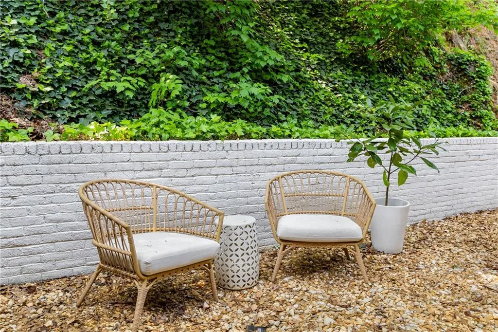 5250 Chemin De Vie, Atlanta, Georgia 30342, 3 Bedrooms Bedrooms, ,2 BathroomsBathrooms,Residential,Sold,5250 Chemin De Vie,7565010