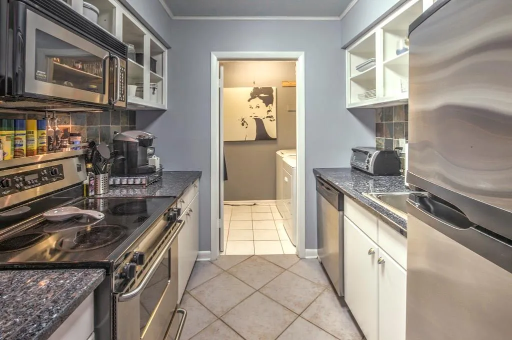 5151 Roswell Road Unit 2, Atlanta, Georgia 30342, 2 Bedrooms Bedrooms, ,1 BathroomBathrooms,Residential,Sold,5151 Roswell Road Unit 2,5663125