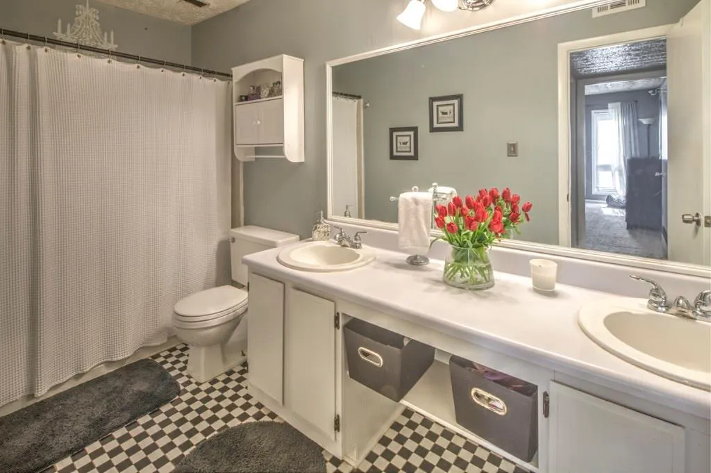 5151 Roswell Road Unit 2, Atlanta, Georgia 30342, 2 Bedrooms Bedrooms, ,1 BathroomBathrooms,Residential,Sold,5151 Roswell Road Unit 2,5663125