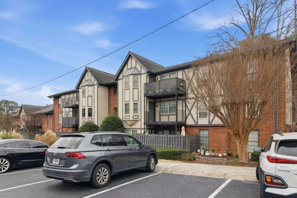 6851 Roswell Road Unit B15, Sandy Springs, Georgia 30328, 3 Bedrooms Bedrooms, ,2 BathroomsBathrooms,Residential,For Sale,6851 Roswell Road Unit B15,7672780