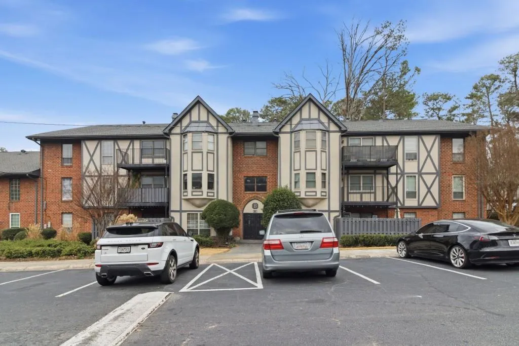 6851 Roswell Road Unit B15, Sandy Springs, Georgia 30328, 3 Bedrooms Bedrooms, ,2 BathroomsBathrooms,Residential,For Sale,6851 Roswell Road Unit B15,7672780