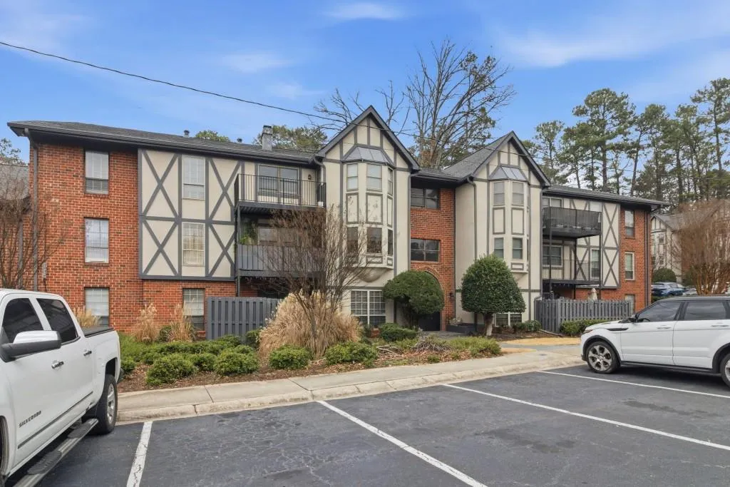 6851 Roswell Road Unit B15, Sandy Springs, Georgia 30328, 3 Bedrooms Bedrooms, ,2 BathroomsBathrooms,Residential,For Sale,6851 Roswell Road Unit B15,7672780