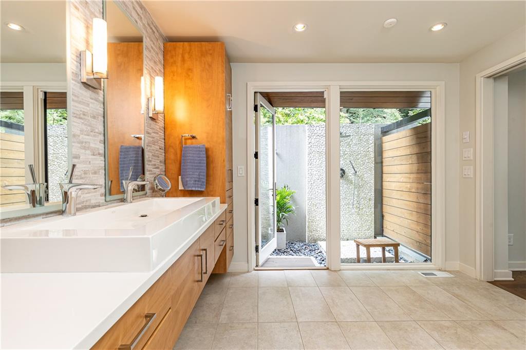 5270 Mount Vernon Parkway, Sandy Springs, Georgia 30327, 4 Bedrooms Bedrooms, ,4 BathroomsBathrooms,Residential,Sold,5270 Mount Vernon Parkway,7283050