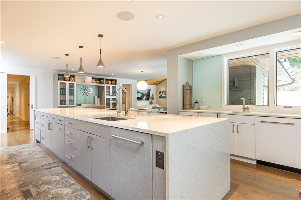 5270 Mount Vernon Parkway, Sandy Springs, Georgia 30327, 4 Bedrooms Bedrooms, ,4 BathroomsBathrooms,Residential,Sold,5270 Mount Vernon Parkway,7283050