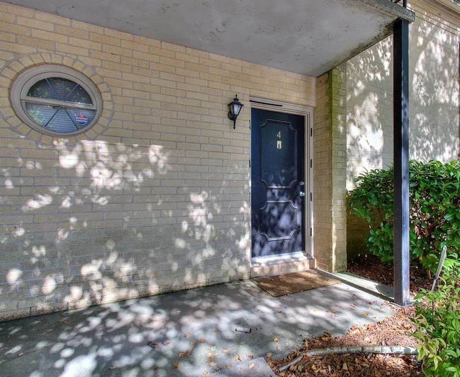 5400 Roswell Road Ne Unit #g4, Atlanta, Georgia 30342, 1 Bedroom Bedrooms, ,2 BathroomsBathrooms,Residential,Sold,5400 Roswell Road Ne Unit #g4,6758203
