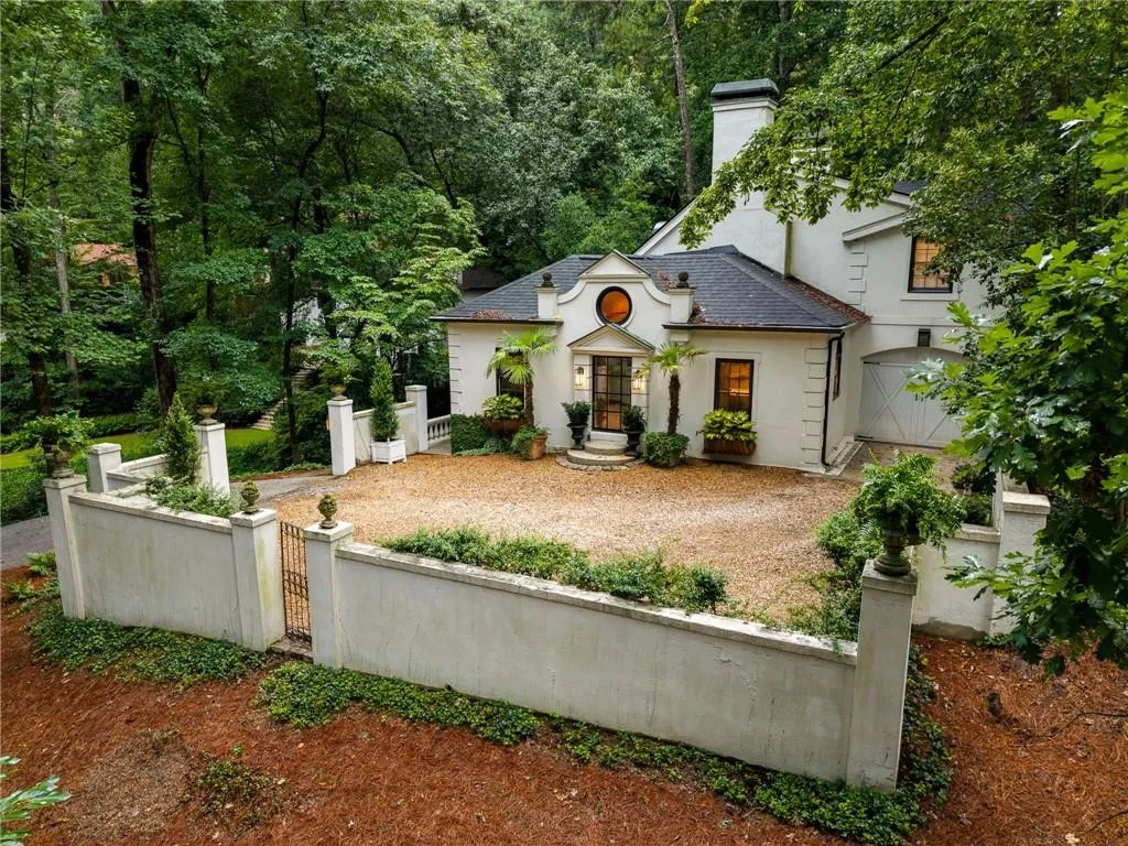 2760 Northside Drive Nw, Atlanta, Georgia 30305, 4 Bedrooms Bedrooms, 0 ,3 BathroomsBathrooms,Residential,For Sale,2760 Northside Drive Nw,7804771
