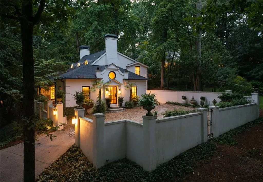 2760 Northside Drive Nw, Atlanta, Georgia 30305, 4 Bedrooms Bedrooms, 0 ,3 BathroomsBathrooms,Residential,For Sale,2760 Northside Drive Nw,7804771