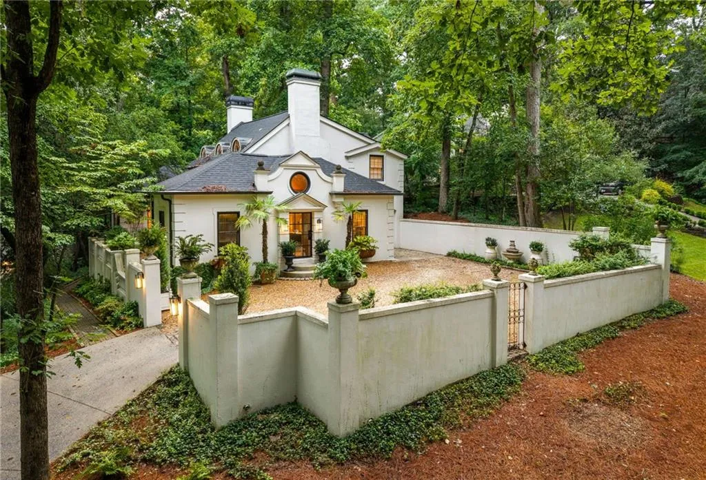 2760 Northside Drive Nw, Atlanta, Georgia 30305, 4 Bedrooms Bedrooms, 0 ,3 BathroomsBathrooms,Residential,For Sale,2760 Northside Drive Nw,7804771