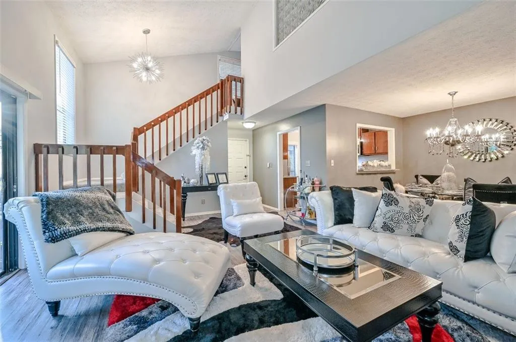 301 River Run Drive, Atlanta, Georgia 30305, 2 Bedrooms Bedrooms, ,1 BathroomBathrooms,Residential,Sold,301 River Run Drive,6972646