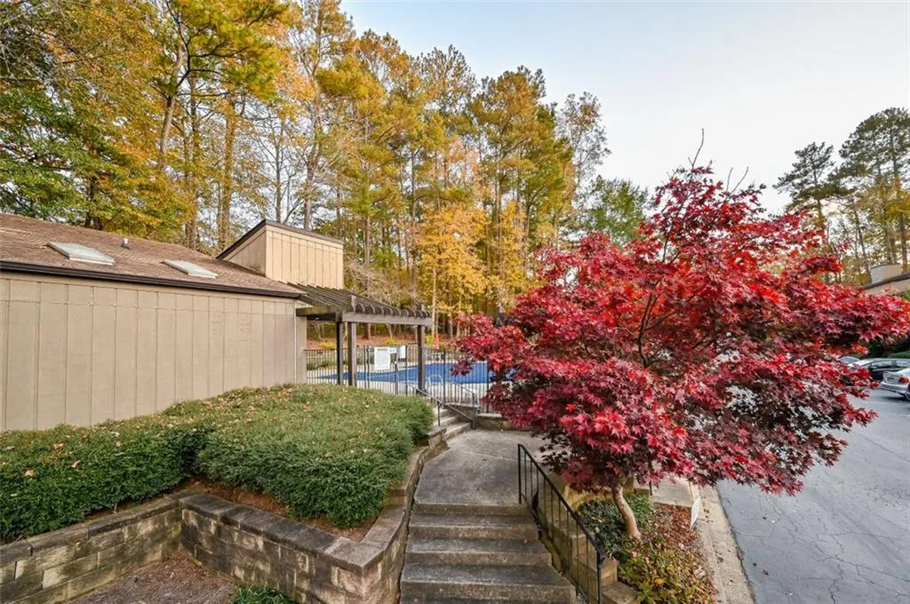 301 River Run Drive, Atlanta, Georgia 30305, 2 Bedrooms Bedrooms, ,1 BathroomBathrooms,Residential,Sold,301 River Run Drive,6972646