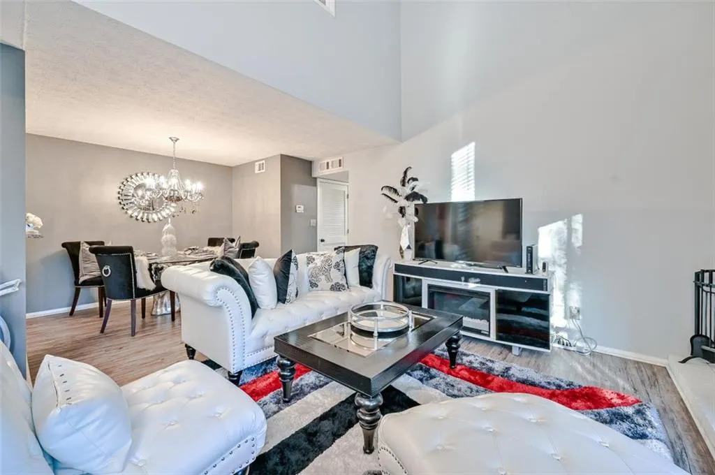 301 River Run Drive, Atlanta, Georgia 30305, 2 Bedrooms Bedrooms, ,1 BathroomBathrooms,Residential,Sold,301 River Run Drive,6972646