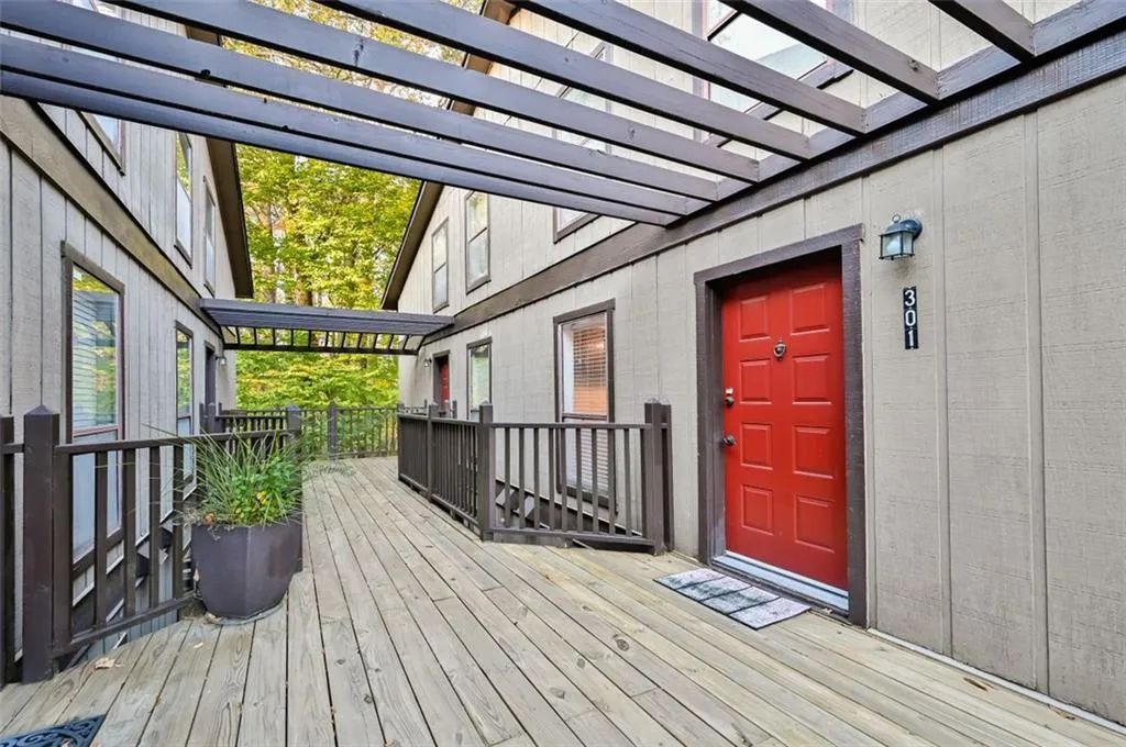 301 River Run Drive, Atlanta, Georgia 30305, 2 Bedrooms Bedrooms, ,1 BathroomBathrooms,Residential,Sold,301 River Run Drive,6972646