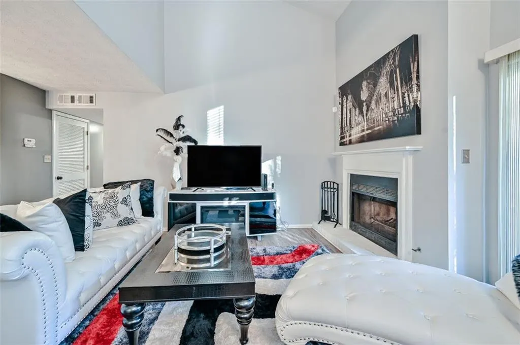 301 River Run Drive, Atlanta, Georgia 30305, 2 Bedrooms Bedrooms, ,1 BathroomBathrooms,Residential,Sold,301 River Run Drive,6972646