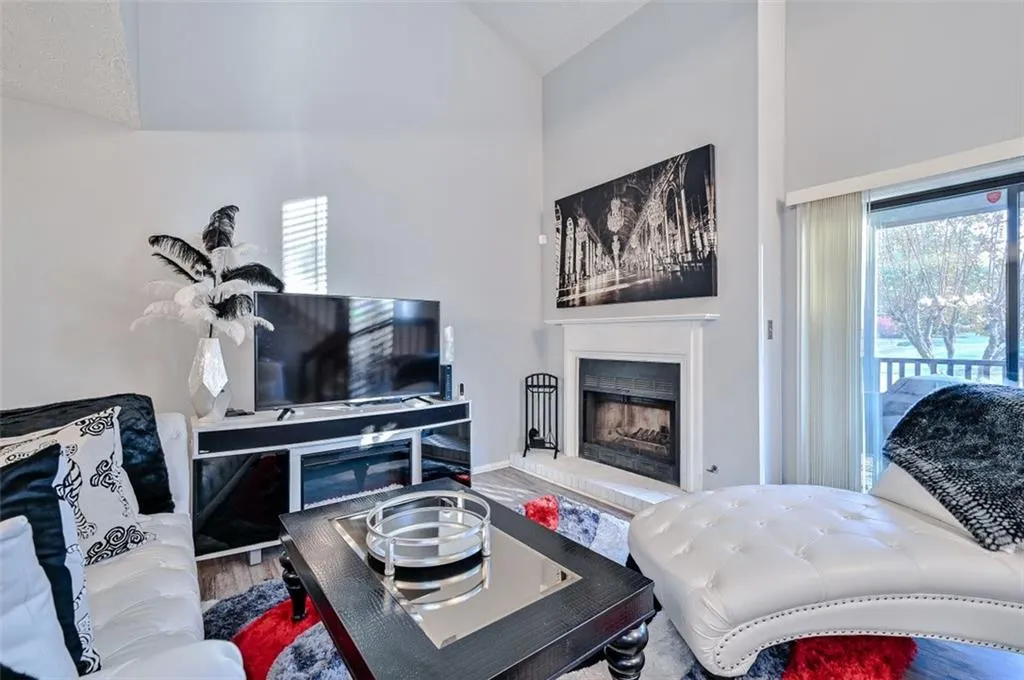 301 River Run Drive, Atlanta, Georgia 30305, 2 Bedrooms Bedrooms, ,1 BathroomBathrooms,Residential,Sold,301 River Run Drive,6972646