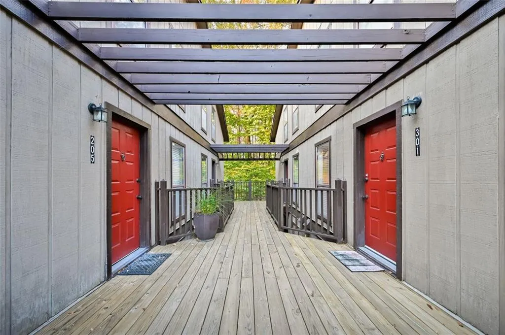 301 River Run Drive, Atlanta, Georgia 30305, 2 Bedrooms Bedrooms, ,1 BathroomBathrooms,Residential,Sold,301 River Run Drive,6972646