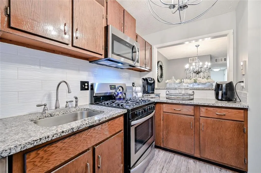 301 River Run Drive, Atlanta, Georgia 30305, 2 Bedrooms Bedrooms, ,1 BathroomBathrooms,Residential,Sold,301 River Run Drive,6972646