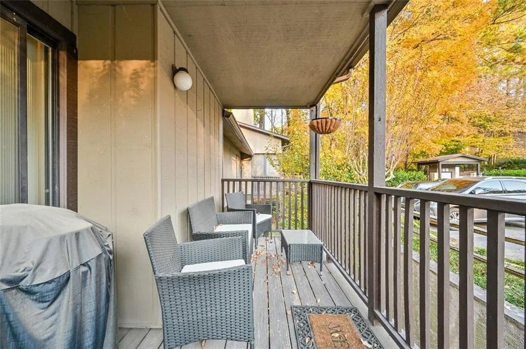 301 River Run Drive, Atlanta, Georgia 30305, 2 Bedrooms Bedrooms, ,1 BathroomBathrooms,Residential,Sold,301 River Run Drive,6972646