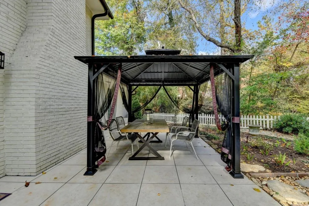 7185 Peachtree Dunwoody Road, Atlanta, Georgia 30328, 5 Bedrooms Bedrooms, ,3 BathroomsBathrooms,Residential,Sold,7185 Peachtree Dunwoody Road,7540192