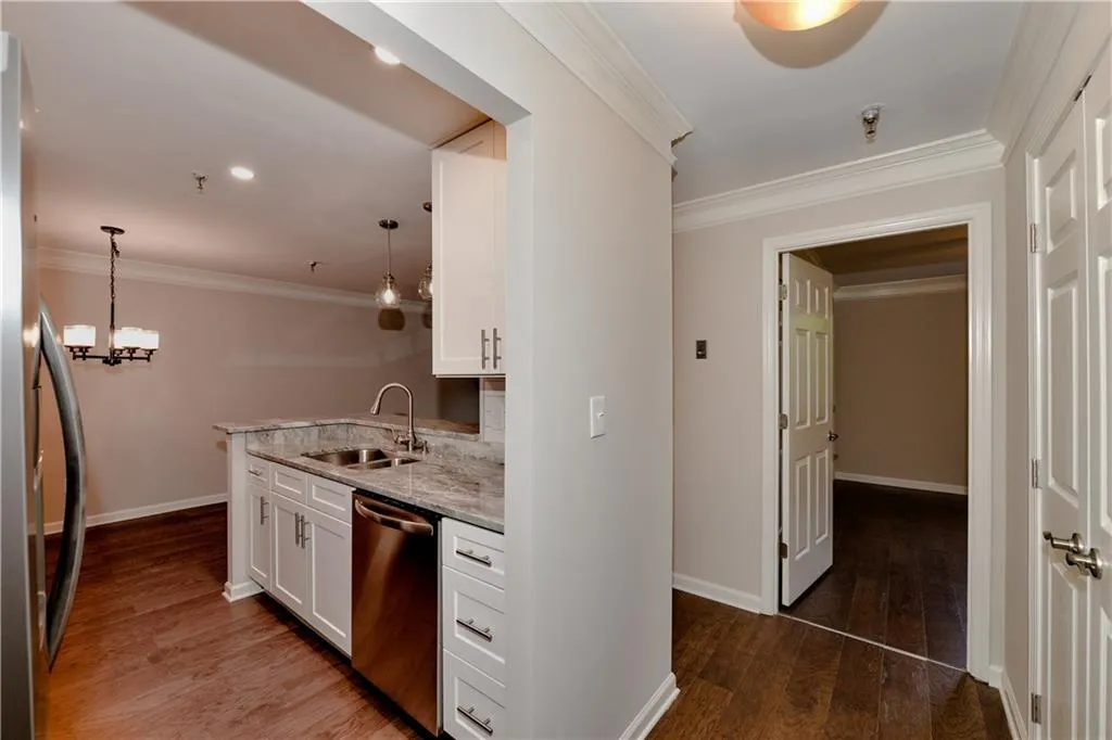 300 Johnson Ferry Road Unit B201, Sandy Springs, Georgia 30328, 1 Bedroom Bedrooms, ,1 BathroomBathrooms,Residential,Sold,300 Johnson Ferry Road Unit B201,6059811