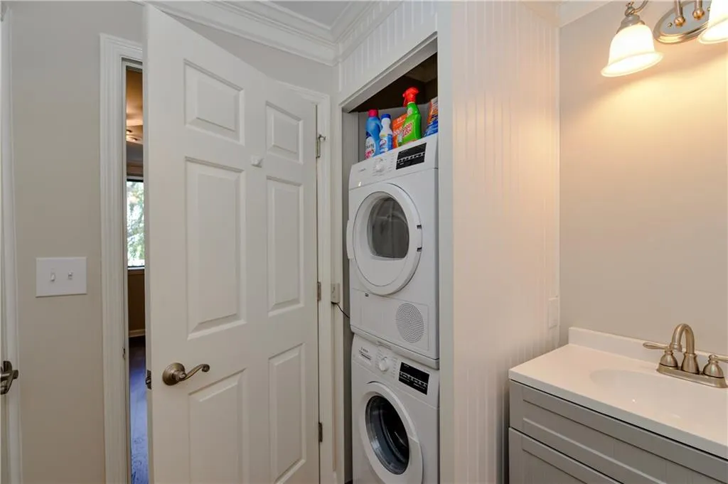 300 Johnson Ferry Road Unit B201, Sandy Springs, Georgia 30328, 1 Bedroom Bedrooms, ,1 BathroomBathrooms,Residential,Sold,300 Johnson Ferry Road Unit B201,6059811