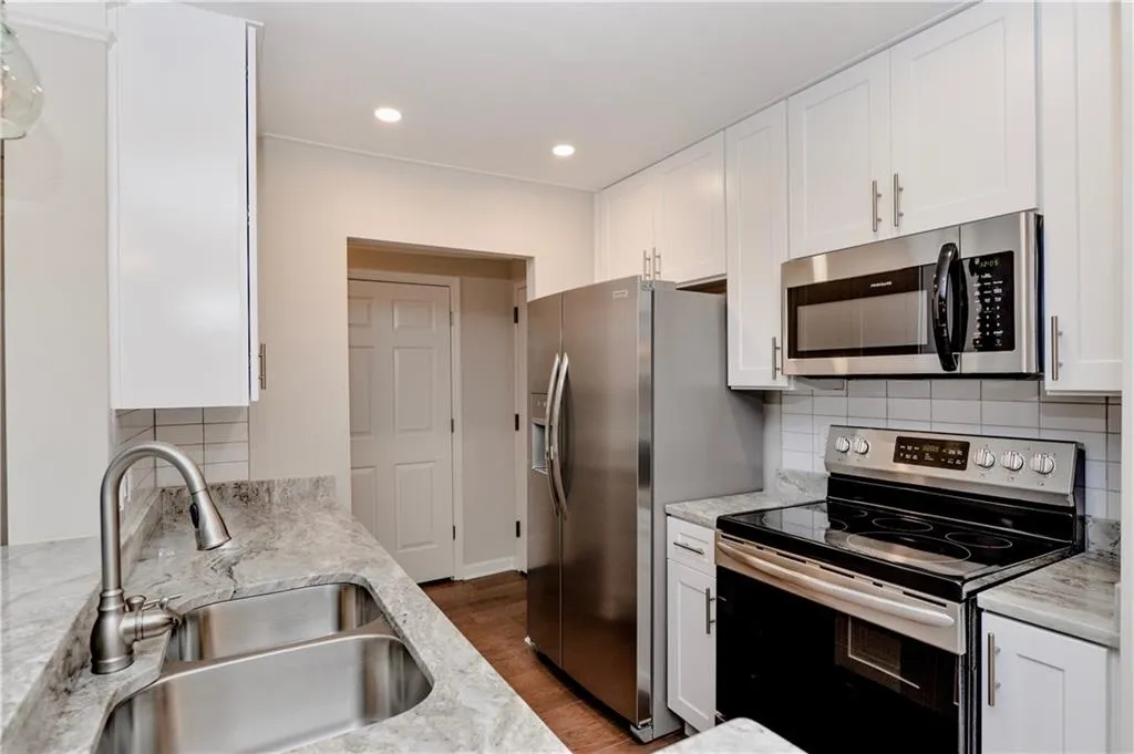 300 Johnson Ferry Road Unit B201, Sandy Springs, Georgia 30328, 1 Bedroom Bedrooms, ,1 BathroomBathrooms,Residential,Sold,300 Johnson Ferry Road Unit B201,6059811