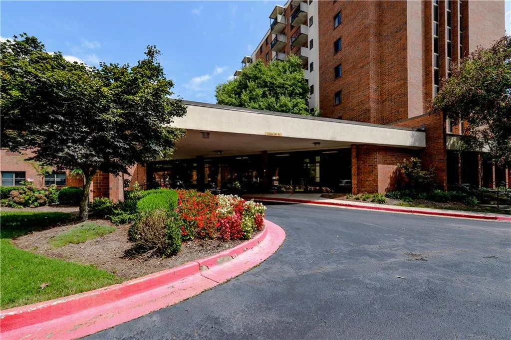 300 Johnson Ferry Road Unit B201, Sandy Springs, Georgia 30328, 1 Bedroom Bedrooms, ,1 BathroomBathrooms,Residential,Sold,300 Johnson Ferry Road Unit B201,6059811
