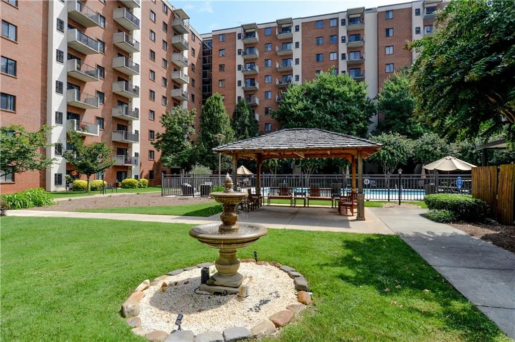 300 Johnson Ferry Road Unit B201, Sandy Springs, Georgia 30328, 1 Bedroom Bedrooms, ,1 BathroomBathrooms,Residential,Sold,300 Johnson Ferry Road Unit B201,6059811