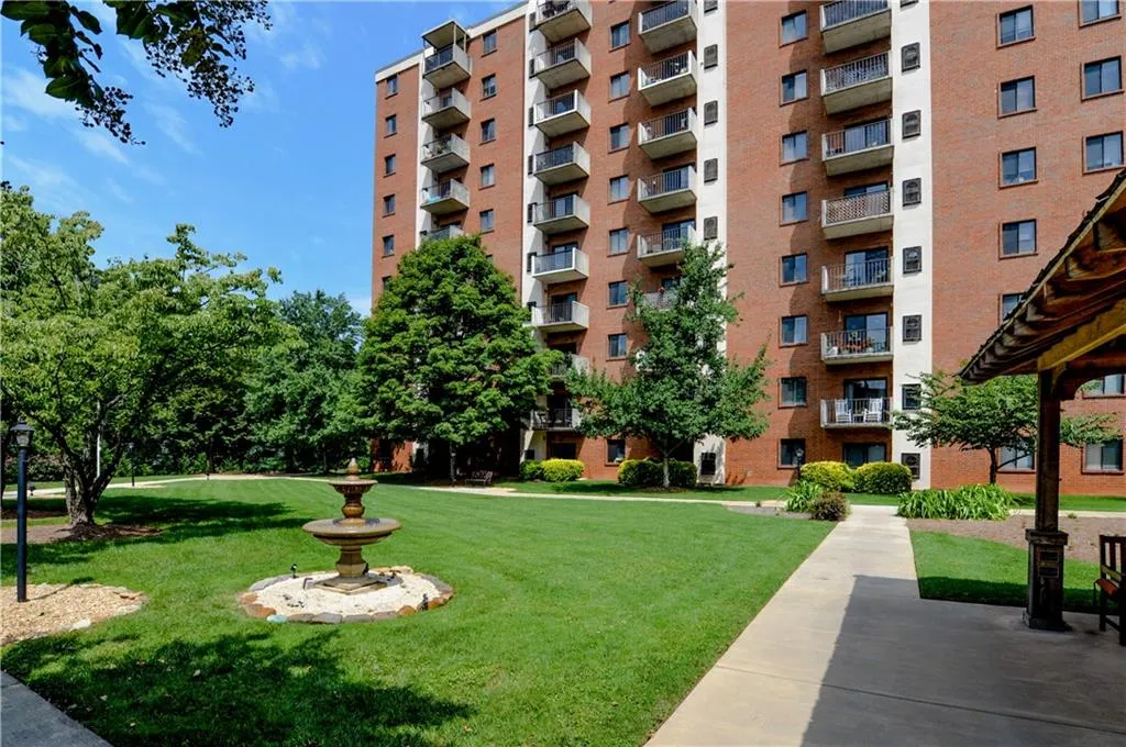 300 Johnson Ferry Road Unit B201, Sandy Springs, Georgia 30328, 1 Bedroom Bedrooms, ,1 BathroomBathrooms,Residential,Sold,300 Johnson Ferry Road Unit B201,6059811