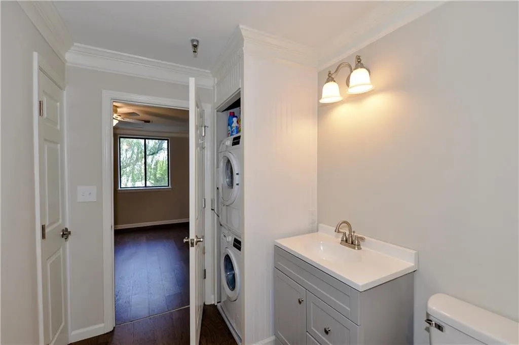 300 Johnson Ferry Road Unit B201, Sandy Springs, Georgia 30328, 1 Bedroom Bedrooms, ,1 BathroomBathrooms,Residential,Sold,300 Johnson Ferry Road Unit B201,6059811