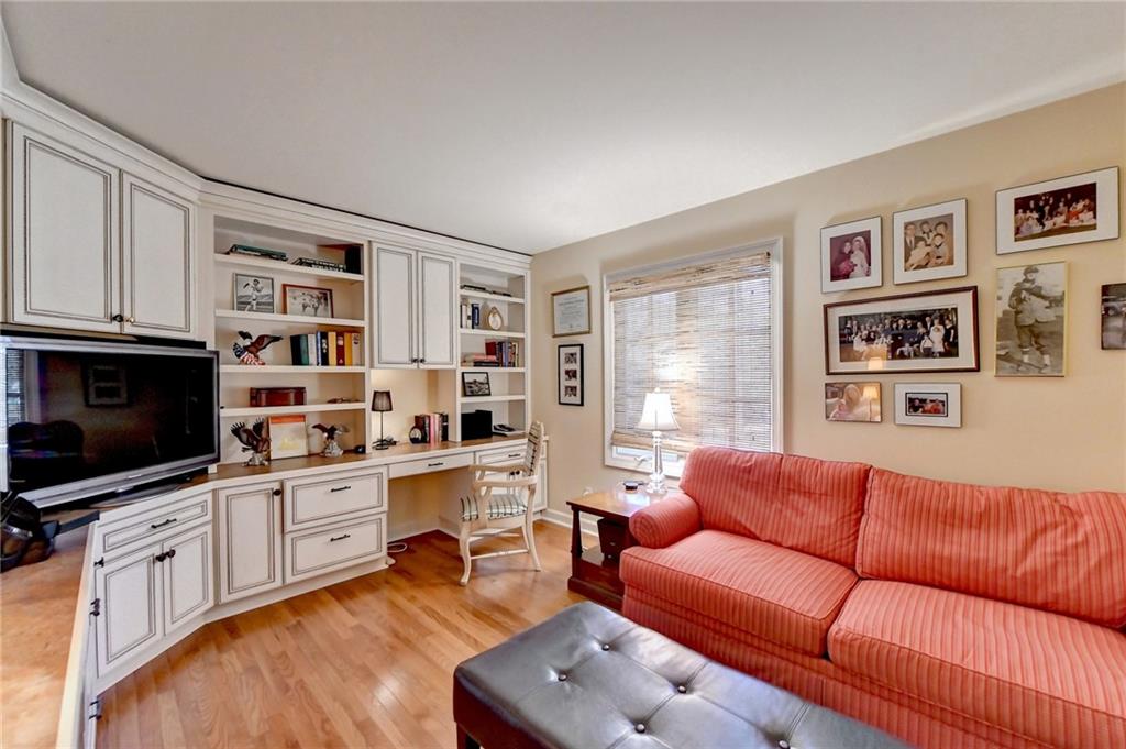 Bedroom/Office/Flex Space w/attached full bath.
