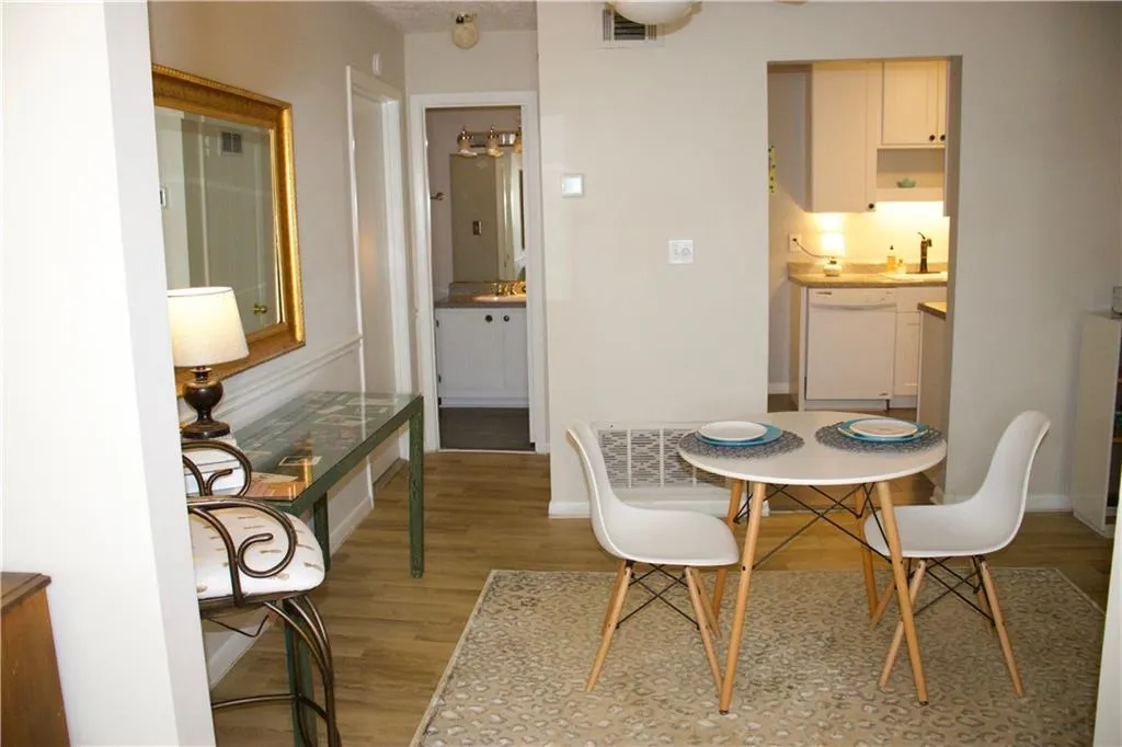 5155 Roswell Road Unit 5/55, Atlanta, Georgia 30342, 1 Bedroom Bedrooms, ,1 BathroomBathrooms,Residential,Sold,5155 Roswell Road Unit 5/55,6725444