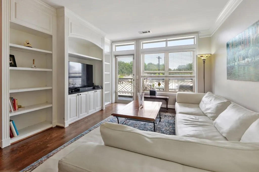 3334 Peachtree Road Ne Unit 109, Atlanta, Georgia 30326, 3 Bedrooms Bedrooms, ,2 BathroomsBathrooms,Residential,For Sale,3334 Peachtree Road Ne Unit 109,7615242