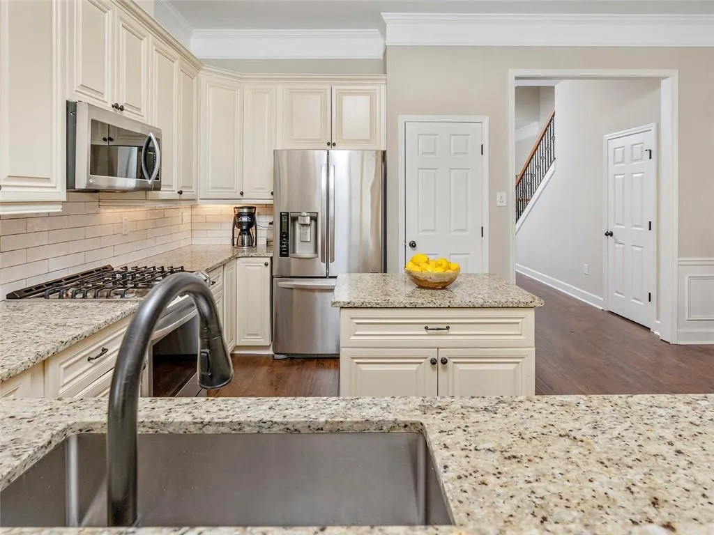 5569 High Point Road, Atlanta, Georgia 30342, 4 Bedrooms Bedrooms, ,3 BathroomsBathrooms,Residential,Sold,5569 High Point Road,6626390