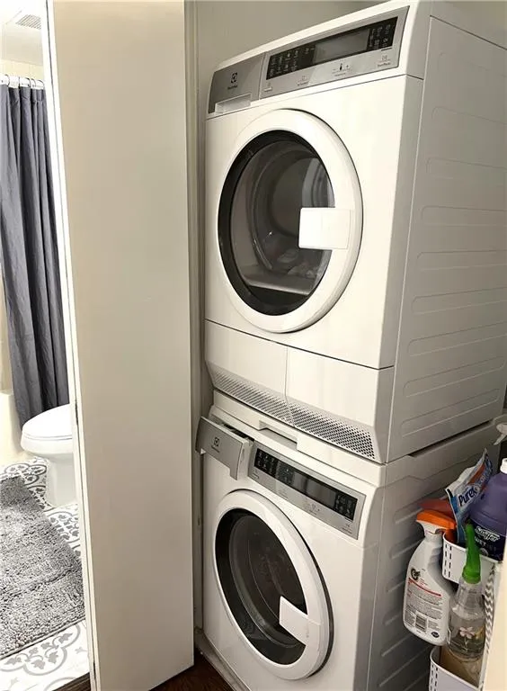 Stackable washer/dryer to remain with property
