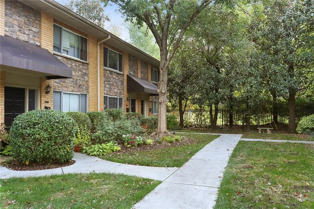 100 Biscayne Drive Nw Unit B2, Atlanta, Georgia 30309, 2 Bedrooms Bedrooms, ,1 BathroomBathrooms,Residential,Sold,100 Biscayne Drive Nw Unit B2,5767394