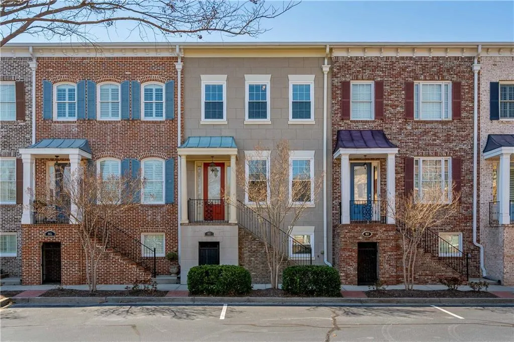Spacious townhouse in perfect location! Walk to shops and restaurants! Located just behind Costco in Dunwoody and only a min to the highway!