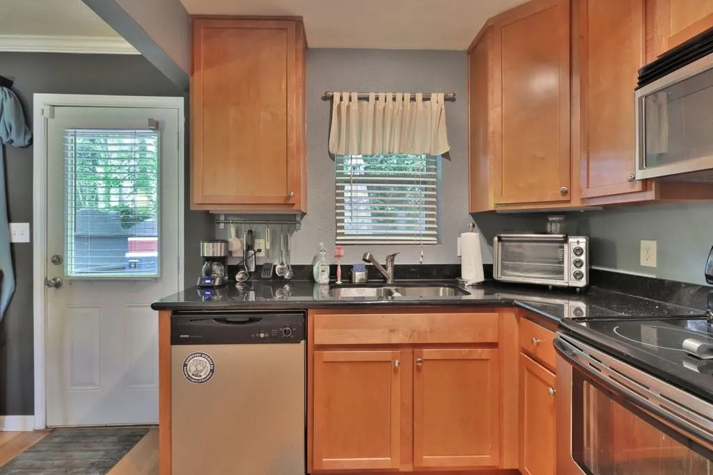 255 Winding River Drive Ne Unit C, Atlanta, Georgia 30350, 2 Bedrooms Bedrooms, ,1 BathroomBathrooms,Residential,Sold,255 Winding River Drive Ne Unit C,6722660