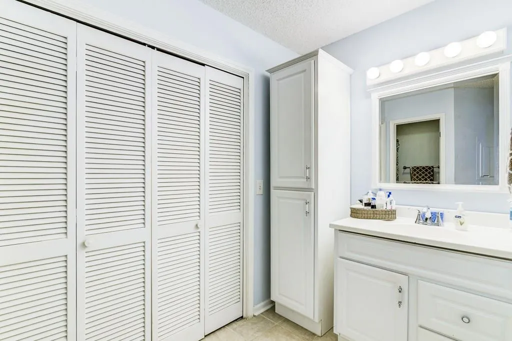 301 Hollyfax Circle Unit 301, Sandy Springs, Georgia 30328, 1 Bedroom Bedrooms, ,1 BathroomBathrooms,Residential,Sold,301 Hollyfax Circle Unit 301,5850787